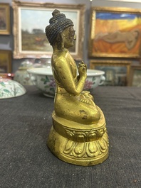 Een Chinese verguld bronzen figuur van Boeddha, 19de eeuw