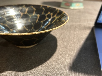 A Chinese Jian 'broken ice' bowl in Song style, 19th/20th C.