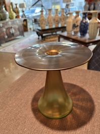 Koloman Moser (1868-1918, navolger van): Een paar 'Vulkan' vazen in iriserend glas, 20ste eeuw