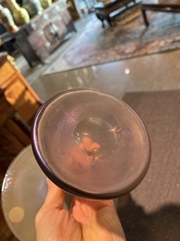 Koloman Moser (1868-1918, navolger van): Een paar 'Vulkan' vazen in iriserend glas, 20ste eeuw