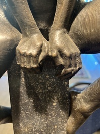 Ir&eacute;n&eacute;e Duriez (1950): 'Annemie zittend', bruingepatineerd brons op een tapse marmeren sokkel, ed. 5/8