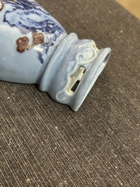 Een Chinese wandvaas met koperrood decor op lavendelblauwe fond, 19de eeuw