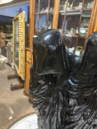 George Minne (1866-1941): Les Trois Saintes Femmes, bruin-zwartgepatineerd brons, met gieterijstempel De Groeve (1896)