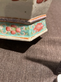 Een zeshoekige Chinese famille rose vaas met Wu Shuang Pu decor, 19de eeuw