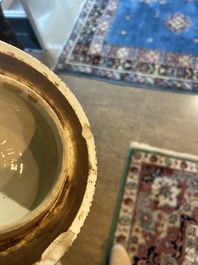 Een Chinees blauw-wit vijfdelig kaststel met 'Shou' decor, Chenghua merk, 19de eeuw