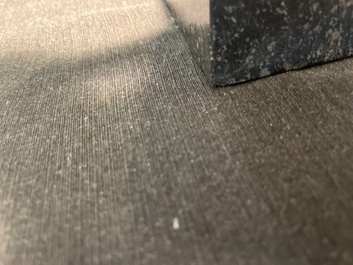 Ir&eacute;n&eacute;e Duriez (1950): 'Annemie zittend', bruingepatineerd brons op een tapse marmeren sokkel, ed. 5/8