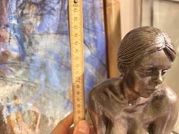 Ir&eacute;n&eacute;e Duriez (1950): 'Annemie zittend', bruingepatineerd brons op een tapse marmeren sokkel, ed. 5/8