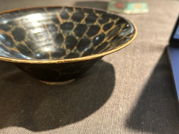 A Chinese Jian 'broken ice' bowl in Song style, 19th/20th C.