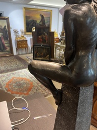 Ir&eacute;n&eacute;e Duriez (1950): 'Annemie zittend', bruingepatineerd brons op een tapse marmeren sokkel, ed. 5/8