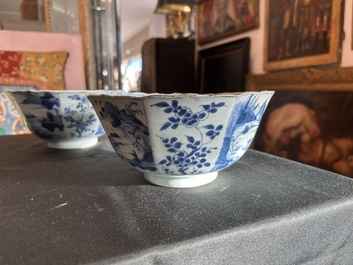 Een paar Chinese blauw-witte kommen met geanimeerde landschappen en floraal decor, Kangxi