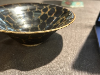 A Chinese Jian 'broken ice' bowl in Song style, 19th/20th C.