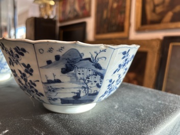 Een paar Chinese blauw-witte kommen met geanimeerde landschappen en floraal decor, Kangxi