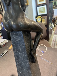 Ir&eacute;n&eacute;e Duriez (1950): 'Annemie zittend', bruingepatineerd brons op een tapse marmeren sokkel, ed. 5/8