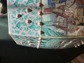 Een zeshoekige Chinese famille rose tuinzit met figuratief decor, 19de eeuw