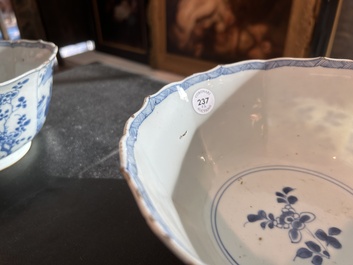 Een paar Chinese blauw-witte kommen met geanimeerde landschappen en floraal decor, Kangxi