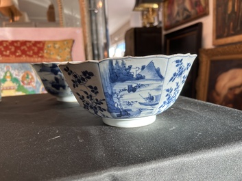 Een paar Chinese blauw-witte kommen met geanimeerde landschappen en floraal decor, Kangxi