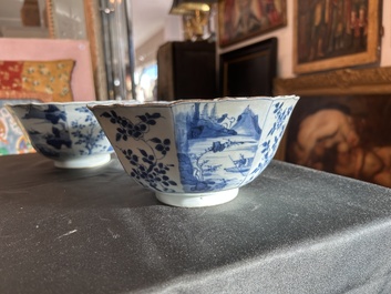 Een paar Chinese blauw-witte kommen met geanimeerde landschappen en floraal decor, Kangxi