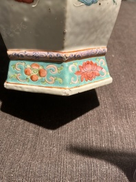 Een zeshoekige Chinese famille rose vaas met Wu Shuang Pu decor, 19de eeuw