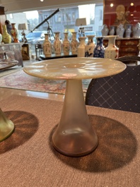 Koloman Moser (1868-1918, navolger van): Een paar 'Vulkan' vazen in iriserend glas, 20ste eeuw