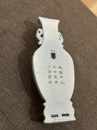 Een Chinese wandvaas met koperrood decor op lavendelblauwe fond, 19de eeuw