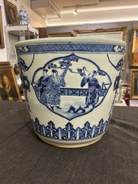 Een Chinese blauw-witte jardini&egrave;re met figuratieve medaillons, 19de eeuw