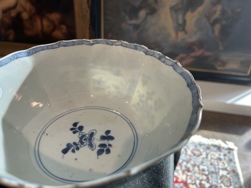 Een paar Chinese blauw-witte kommen met geanimeerde landschappen en floraal decor, Kangxi