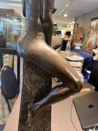 Ir&eacute;n&eacute;e Duriez (1950): 'Annemie zittend', bruingepatineerd brons op een tapse marmeren sokkel, ed. 5/8