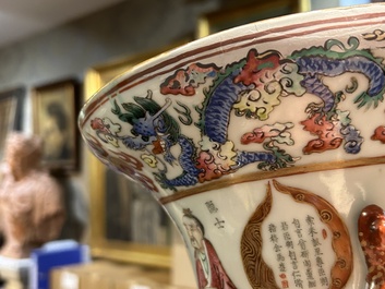 Een Chinese famille rose vaas met Wu Shuang Pu decor, 19de eeuw