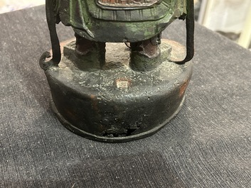 Een Chinese verguld bronzen sculptuur van een wachter met polychroom decor, 18de/19de eeuw