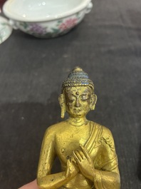 Een Chinese verguld bronzen figuur van Boeddha, 19de eeuw