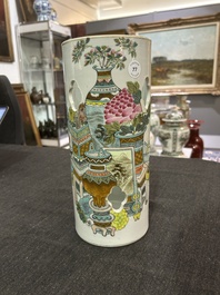 Een Chinese opengewerkte qianjiang cai hoedensteun met decor van antiquiteiten, 19de/20ste eeuw