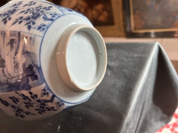 Een paar Chinese blauw-witte kommen met geanimeerde landschappen en floraal decor, Kangxi