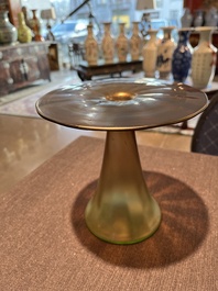 Koloman Moser (1868-1918, navolger van): Een paar 'Vulkan' vazen in iriserend glas, 20ste eeuw