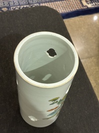 Een Chinese opengewerkte qianjiang cai hoedensteun met decor van antiquiteiten, 19de/20ste eeuw