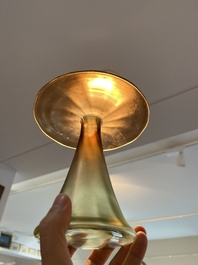 Koloman Moser (1868-1918, navolger van): Een paar 'Vulkan' vazen in iriserend glas, 20ste eeuw