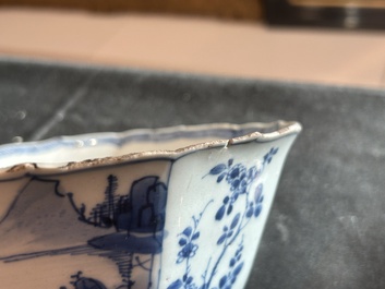 Een paar Chinese blauw-witte kommen met geanimeerde landschappen en floraal decor, Kangxi