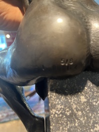 Ir&eacute;n&eacute;e Duriez (1950): 'Annemie zittend', bruingepatineerd brons op een tapse marmeren sokkel, ed. 5/8