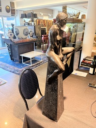 Ir&eacute;n&eacute;e Duriez (1950): 'Annemie zittend', bruingepatineerd brons op een tapse marmeren sokkel, ed. 5/8