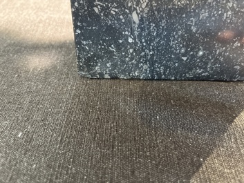 Ir&eacute;n&eacute;e Duriez (1950): 'Annemie zittend', bruingepatineerd brons op een tapse marmeren sokkel, ed. 5/8