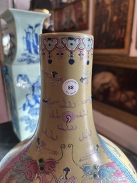 A Chinese famille rose enamelled teadust-glazed bottle vase with dragons, Qianlong mark, 19th C.