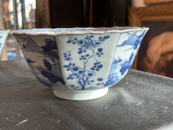 Een paar Chinese blauw-witte kommen met geanimeerde landschappen en floraal decor, Kangxi