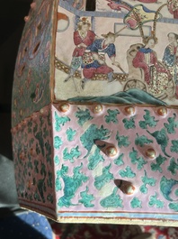 Een zeshoekige Chinese famille rose tuinzit met figuratief decor, 19de eeuw