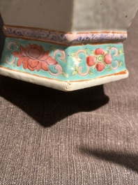Een zeshoekige Chinese famille rose vaas met Wu Shuang Pu decor, 19de eeuw
