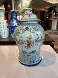 Een Chinese famille rose dekselvaas met spelende jongens in een paleistuin, 19de eeuw