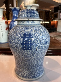 Een Chinees blauw-wit vijfdelig kaststel met 'Shou' decor, Chenghua merk, 19de eeuw