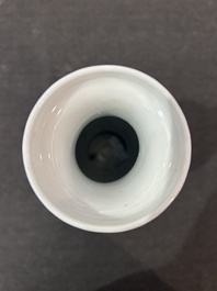 Een paar Chinese famille rose vazen met granaatappels, bloesemtakken en vleermuizen, Yongzheng merk, 20ste eeuw