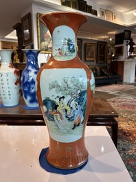 Een paar Chinese famille rose vazen met koraalrode fondkleur, Qianlong merk, Republiek