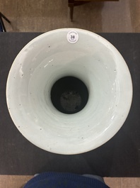 A pair of Chinese famille rose vases with a vistit to the palace, 19th/20th C.