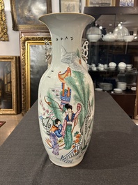 Een paar Chinese famille rose vazen met dames in een tuin, 19de/20ste eeuw