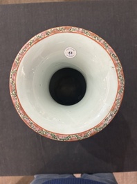 Een paar Chinese Kanton famille rose vazen met paleissc&egrave;nes en floraal decor, ca. 1900